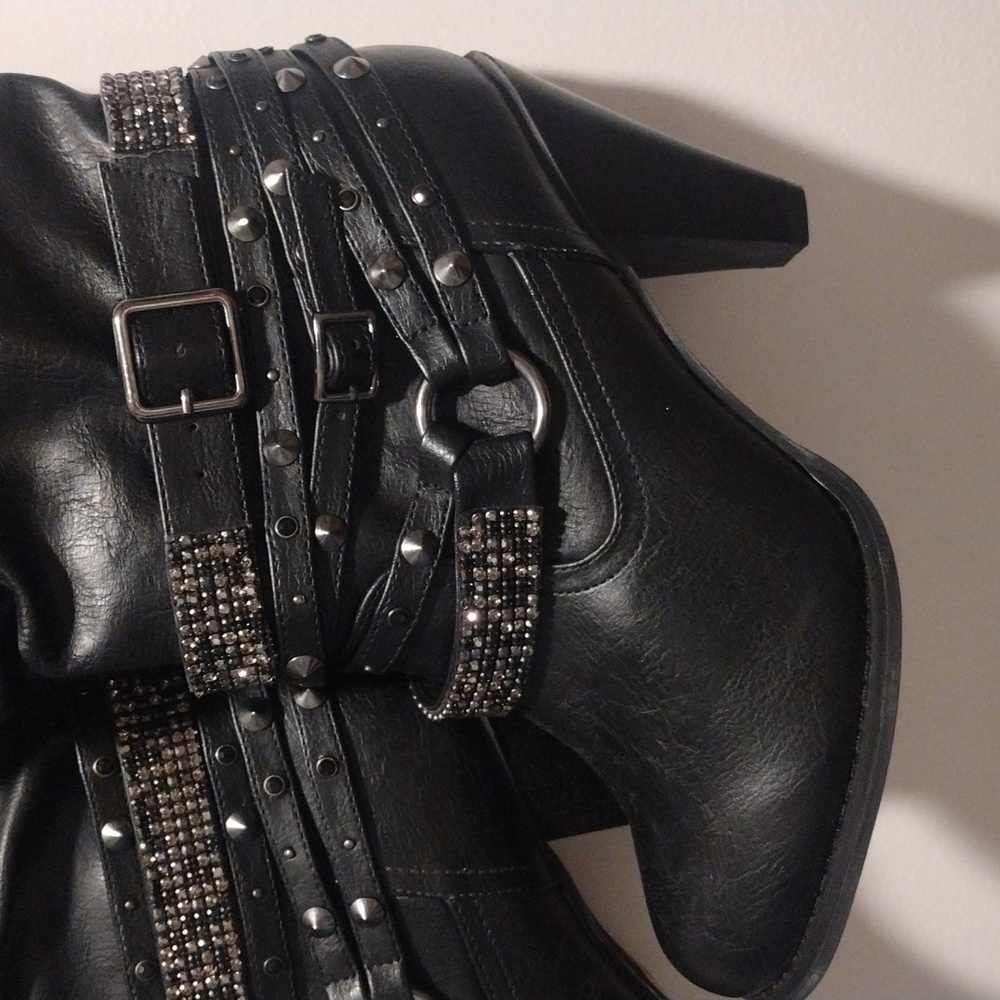 Womens Black boots 18 inch size10 VENUS